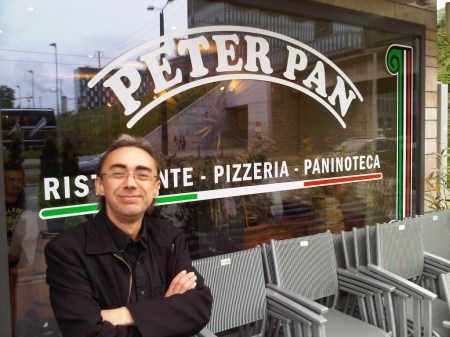 PeterPan vor der Pizzeria Peter Pan