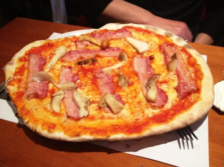 Pizza "Peter Pan" in der Pizzeria "Peter Pan"