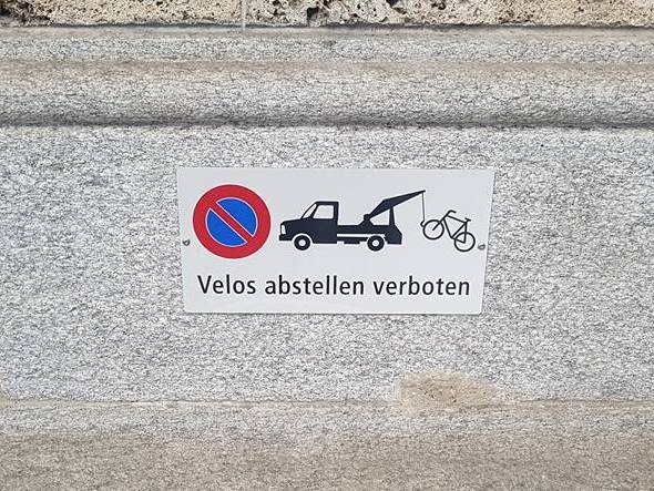 Schweizer_Velo-Abschleppwagen-Verkehrsschild.jpg