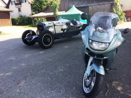Cadillac Oldtimer und BMW K1200 GT